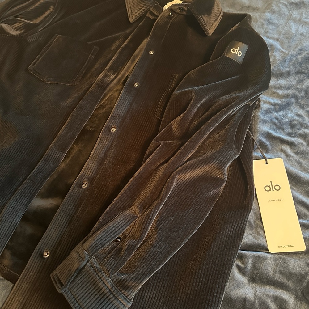 NWT ALO YOGA RIBBED VELOUR MOUNTAIN SIDE SHACKET. Women Size S. Unisex Black